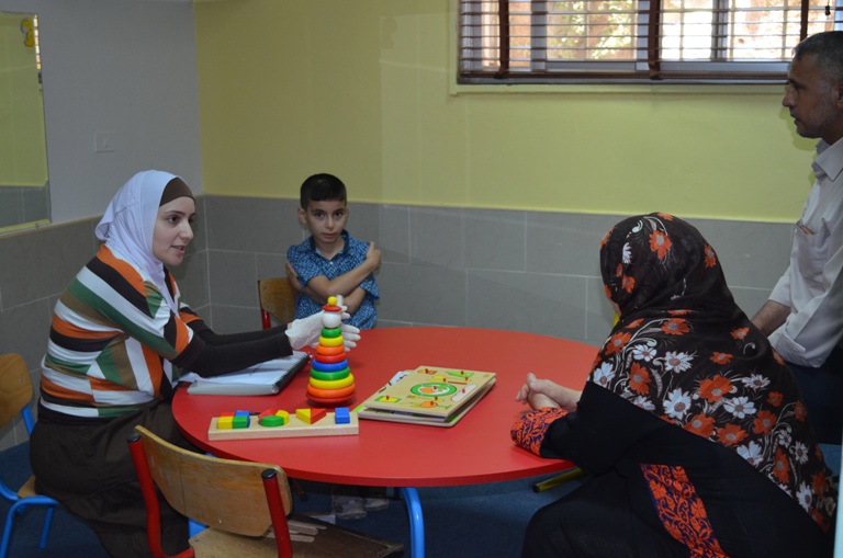 مركز جامعة عمان الأهلية للسمع والنطق يستقبل مراجعين من جمعية سنا