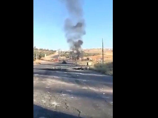 بالفيديو  ..  المفرق : محتجون يغلقون مثلث الدجانية للمطالبة بإسقاط حكومة الملقي 