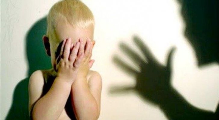لبنان  ..  رجل يعذب طفله بطريقة بشعة