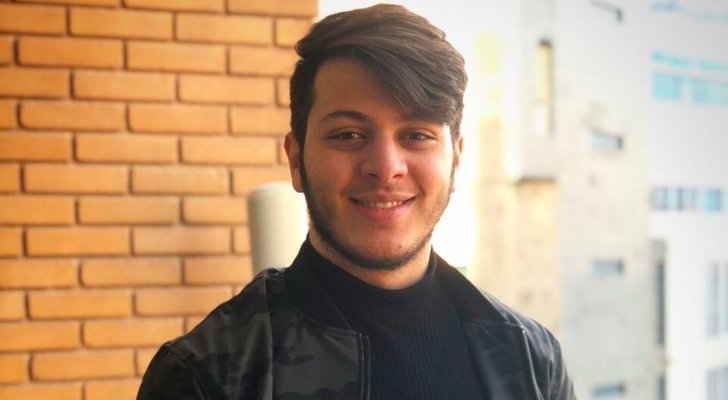 نجم قناة "طيور الجنة" يحدث بلبلة بسبب بكائه  ..  فما الحكاية؟!