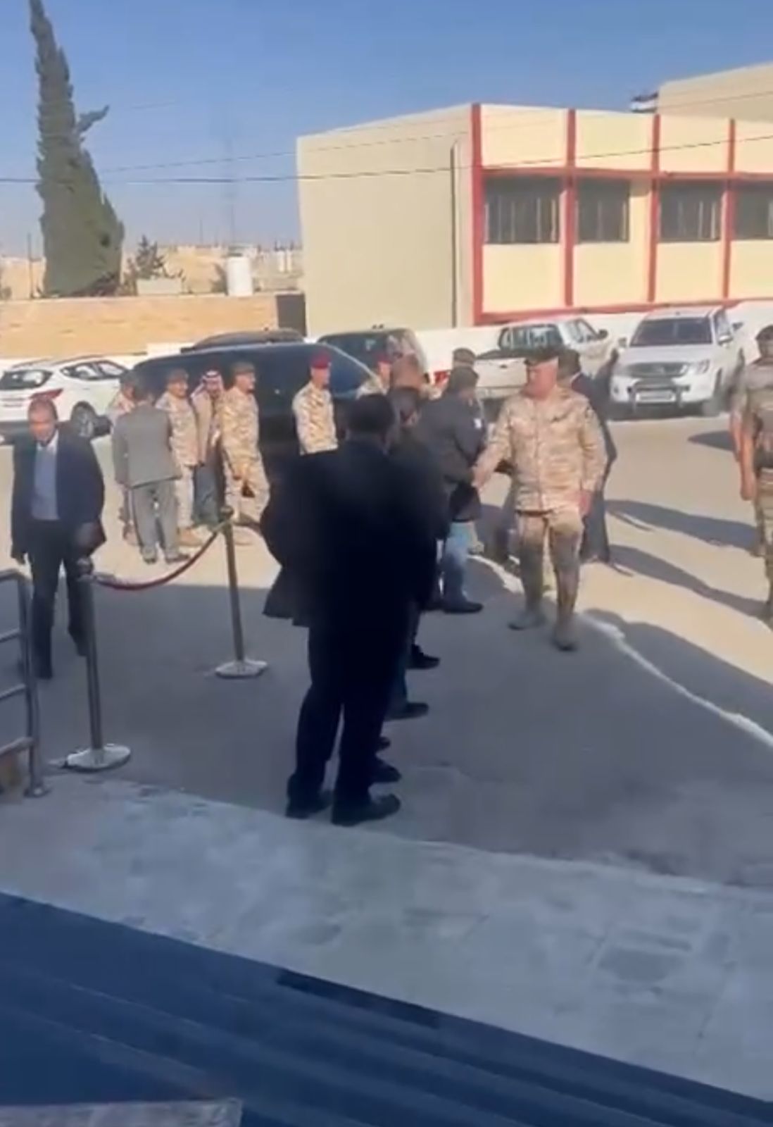 بالفيديو : رئيس هيئة الأركان يعزي قبيلة بني صخر برحيل الفقيد الكبير الشيخ جمال حديثة الخريشا