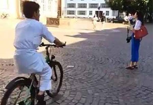 بالفيديو ..  كويتي يتجول على دراجة هوائية في مدينة اوروبية بـ "دشداشة نوم"