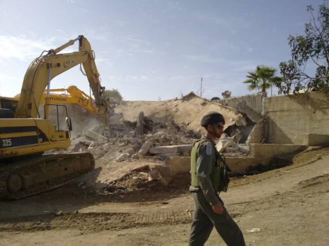 الاحتلال يهدم منزلا قيد الانشاء وبئر مياه شرق بني نعيم في الخليل
