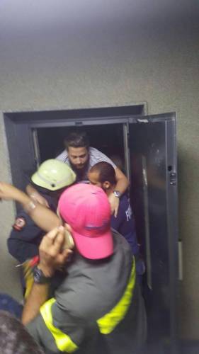 بالصور ..  13 طالباً جامعياً نجوا من مأساة .. ساعتان من الرعب داخل غرفة المصعد