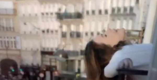 "كارول سماحة" تنتحر في فيديو كليبها الجديد بأحد شوارع باريس والشرطة الفرنسية تتدخل 