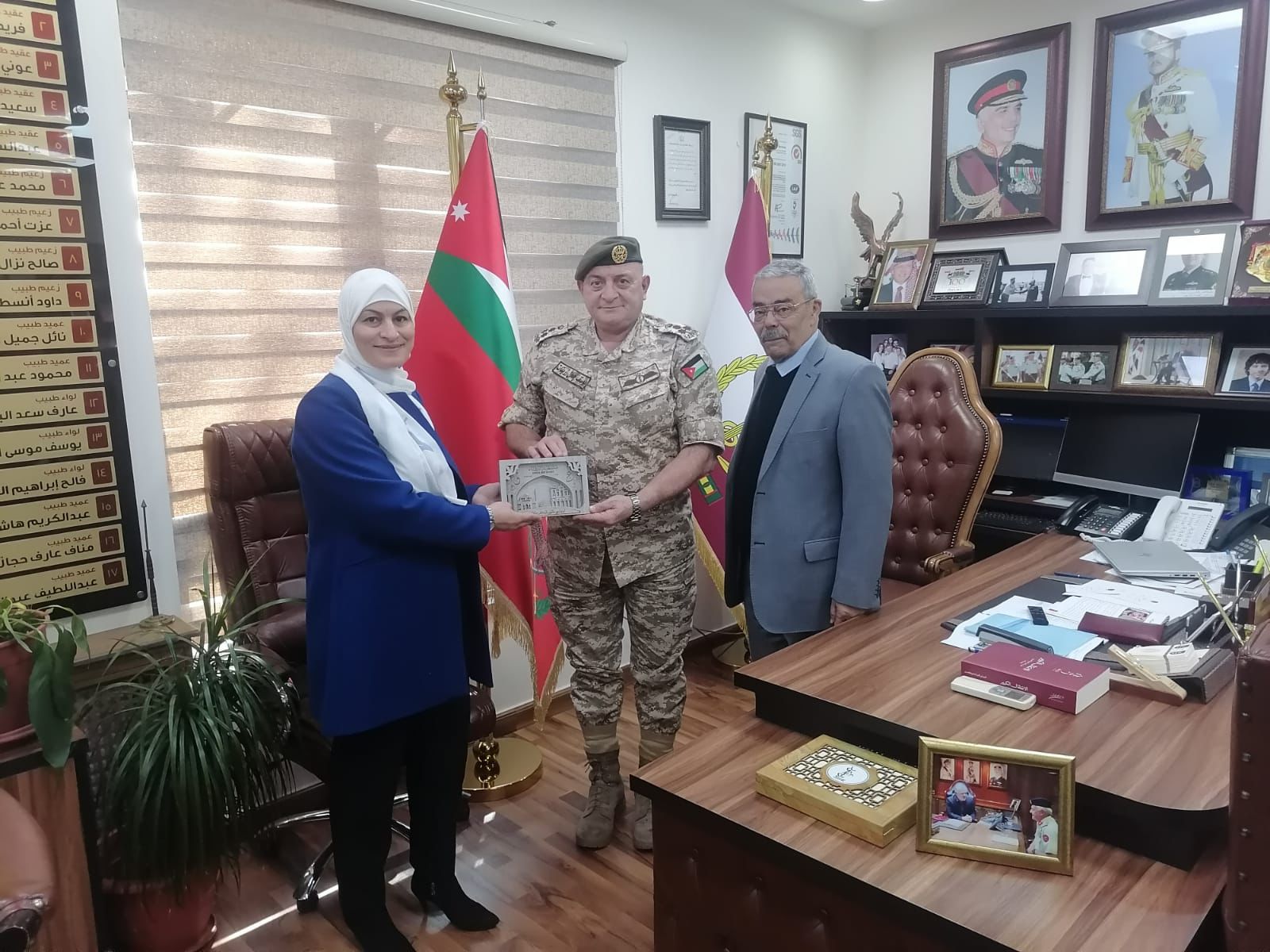 جامعة الزرقاء تزور الخدمات الطبية الملكية لتجهيز تحضيرات المؤتمر العلمي للمختبرات 