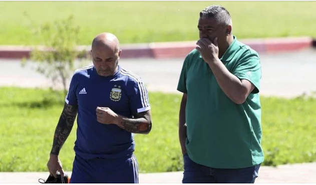حبل المشنقة يلف عنق سامباولي بسبب لاعبي منتخب الأرجنتين