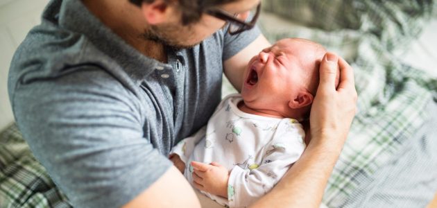 هل الرجال لا يسمعون بكاء الأطفال حقًا؟ العلم يجيب   