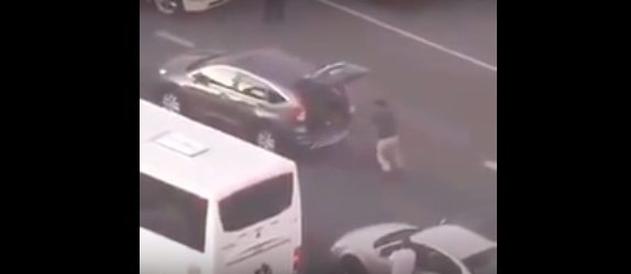 بالفيديو: شاهد ماذا فعل هذا الشاب لقتل الوقت في زحمة المرور