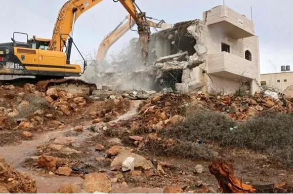 عمليات هدم واسعة في بلدة قطنّة شمال غرب القدس
