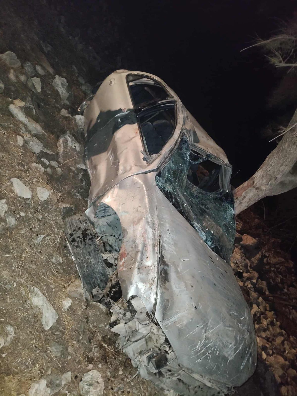سائق ينجو من حادث تدهور مروّع في وادي نهير غرب إربد ..  صورة