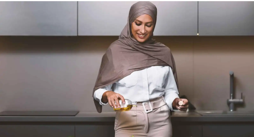 هل تناول جرعة من زيت الزيتون على الريق مفيد حقاً؟