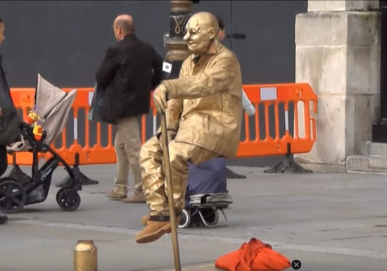 بالفيديو  ..  حقيقة خدعة "الجلوس على الهواء" 