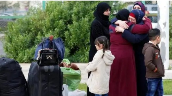 الديون تعيق عودة اللاجئين السوريين إلى بلادهم وتزيد أعباءهم في دول اللجوء