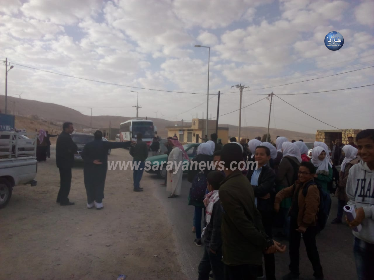بالصور ..  طلبة وأولياء أمورهم يغلقون طريق حيوي بـ "طيبة البترا" 