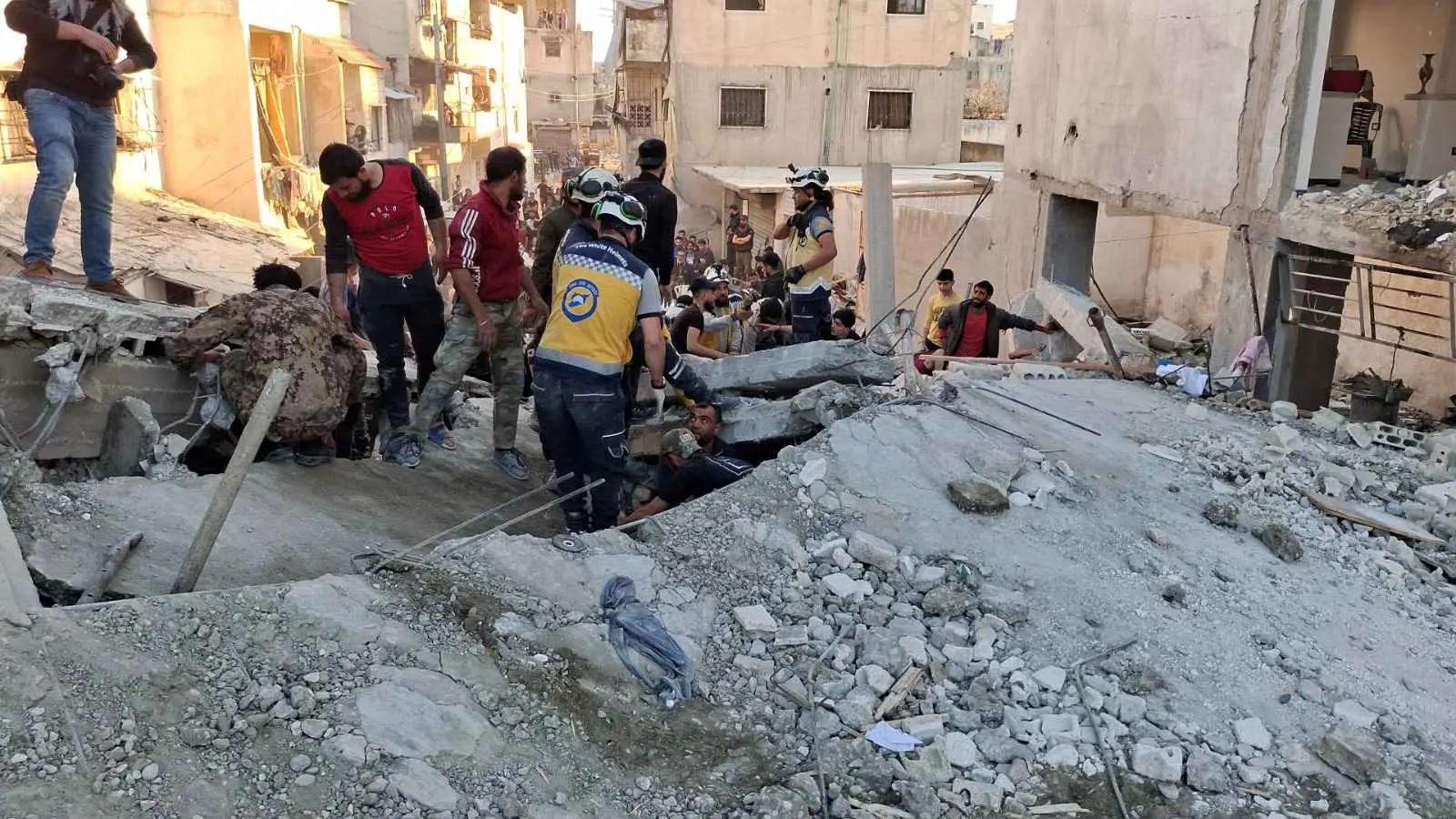 انفجار صاروخ من مخلفات الحرب  ..  الدفاع المدني السوري يكشف سبب انفجار اللاذقية