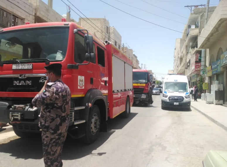 الدفاع المدني يخمد حريقًا اندلع في ديانا محملة بكراتين لإعادة التدوير في مادبا