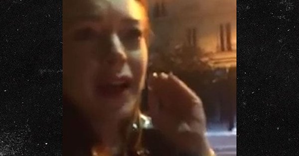 بالفيديو  ..  ممثلة امريكية شهيرة  تتحرش بلاجئة وابنها فتتلقى صفعة على وجهها