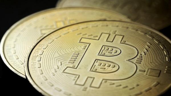 توقعات بوصول سعر عملة "البيتكوين" إلى 100 ألف دولار