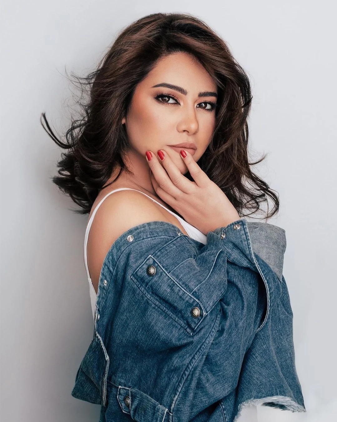 شيرين عبد الوهاب تتفاعل مع أغنية لعمرو دياب في فيديو نادر 