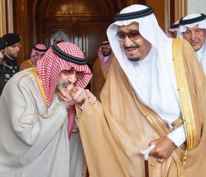 الوليد بن طلال يقبل يد الملك سلمان