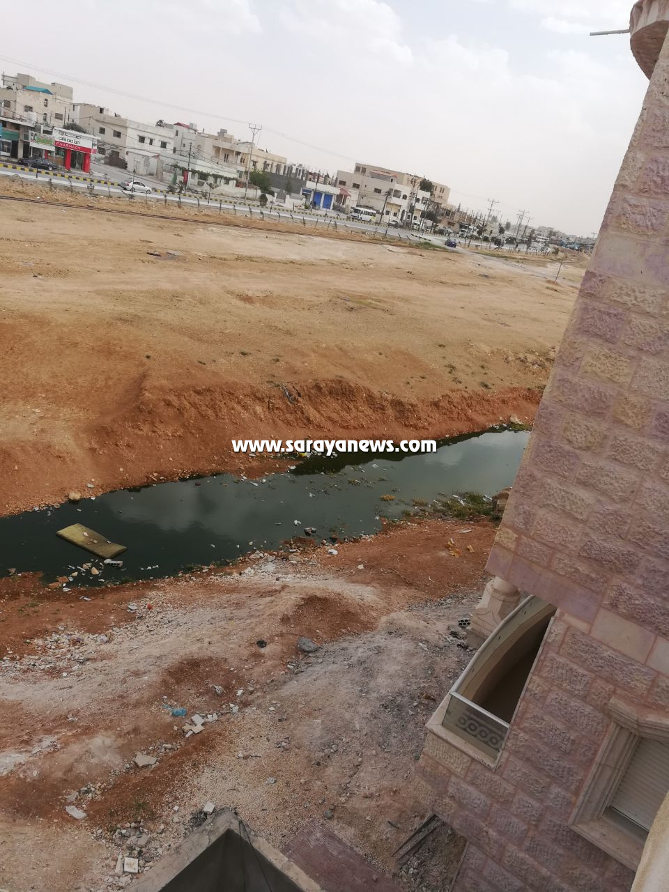 بالصور  ..  سكان هي الزهور بمحافظة المفرق يعانون من الامراض بسبب مكرهة صحية بالقرب من سكة الحديد