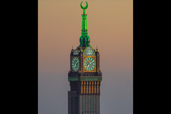 بعبارة "رمضان مبارك" ..  برج الساعة بمكة المكرمة يتزين استقبالا لرمضان
