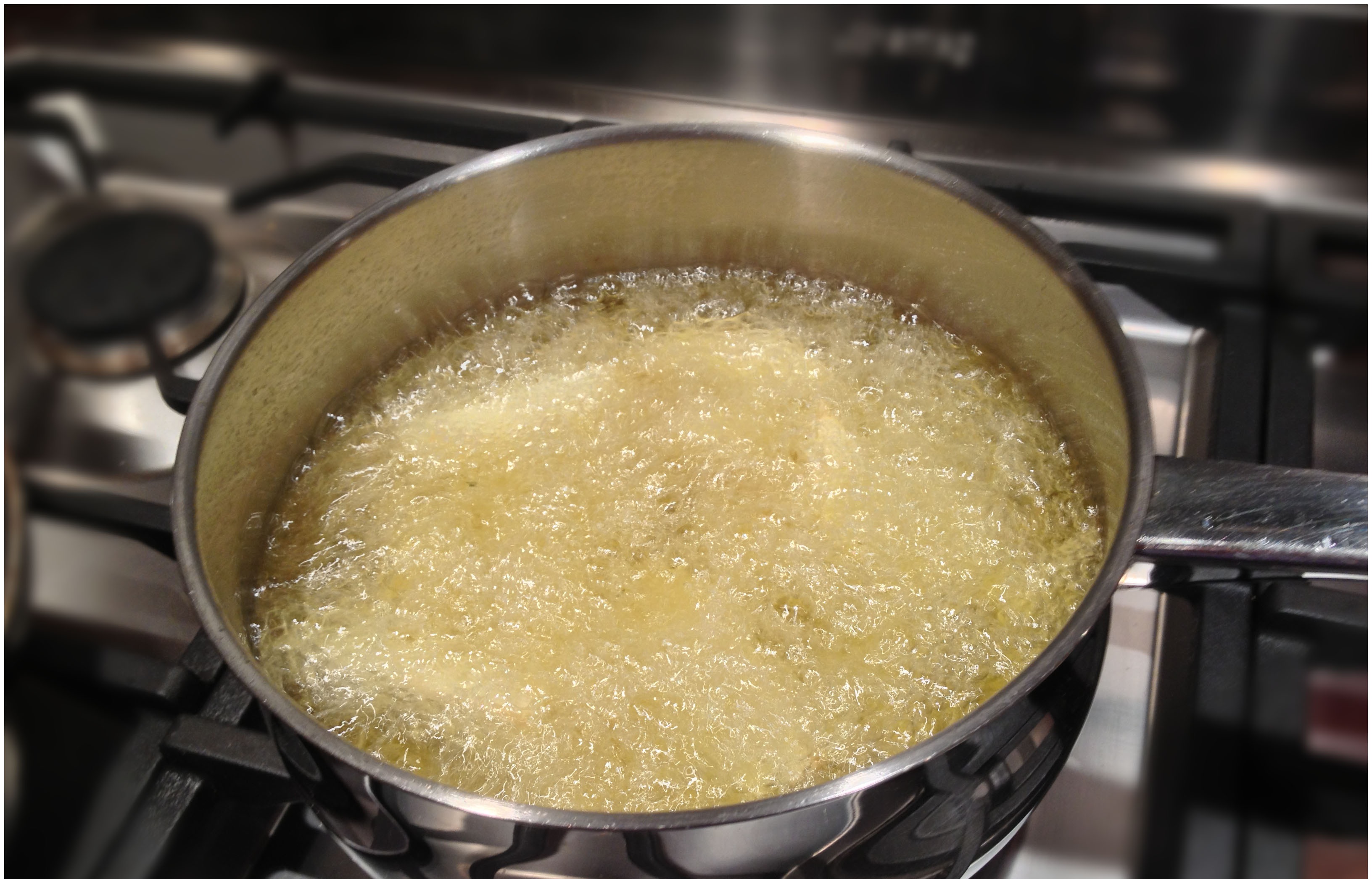 Картошку кидают в кипящую воду. Масло в кастрюле. Кипящее масло. Жижа в кастрюле. Кипящая вода.