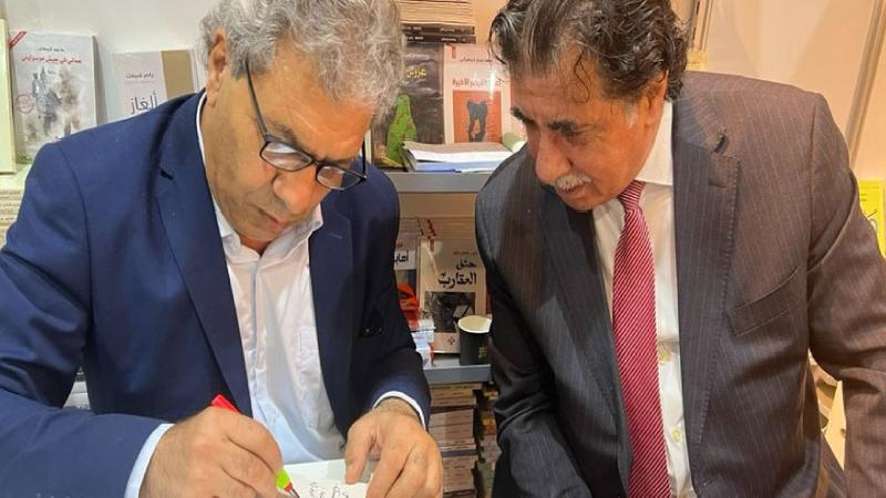 طهبوب يوقع كتابيه عن الجزائر  