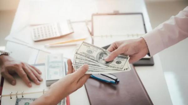 علم النفس يكشف سر التردد في استرداد الديون من الأصدقاء