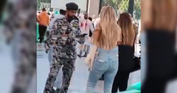 بالفيديو  ..  سيدتان تُثيران الجدل بعد الظهور بدون "عباية" في الحرم المدني 