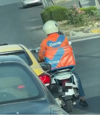 بالفيديو  ..  "كابتن طلبات" يستعرض بشكل خطير قيادته لدراجته في عمان