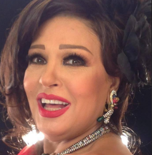 صورة لـ فيفي عبده ببنطال ممزق وتعليق يثير السخرية!