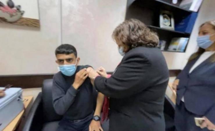 أسرى محررون يتلقون الجرعة الثانية من لقاح كورونا في وزارة الصحة