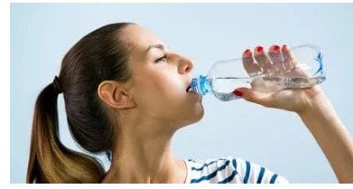 لا تشرب كمية كبيرة دفعة واحدة ..  3 أخطاء عند شرب الماء تهدد الكلى