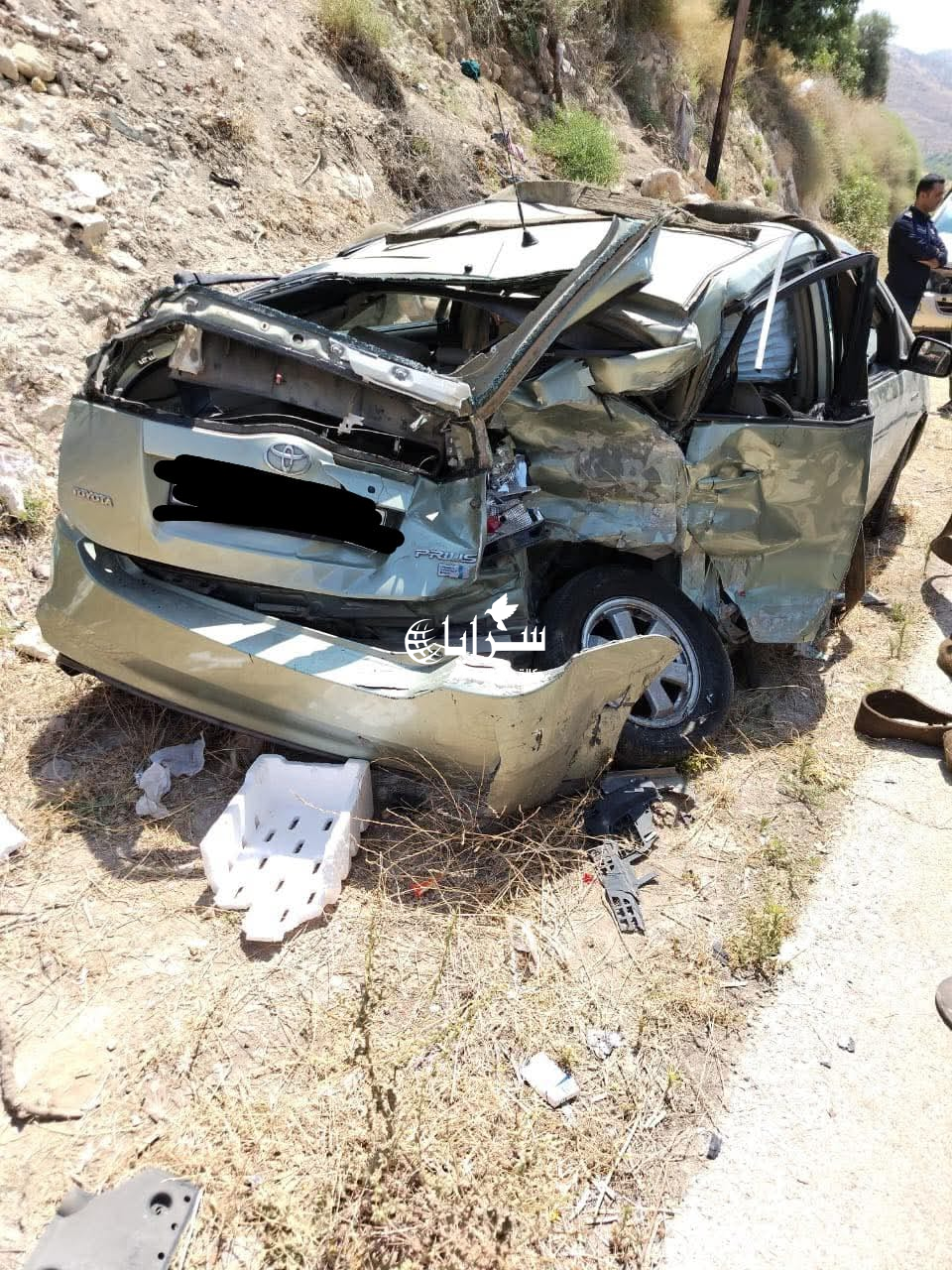 بالصور ..  وفاة سيدة وإصابة أخرى بحادث تصادم على طريق وادي الريان الكوره