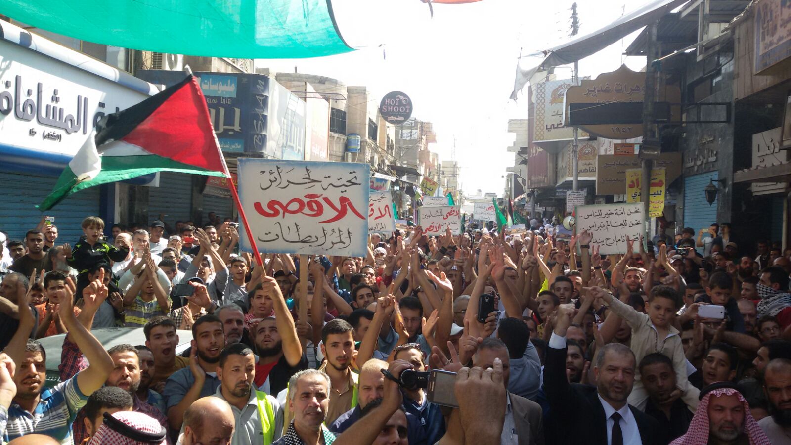 بالصور ..  مسيرات غضب في الزرقاء نصرة للشعب الفلسطيني 