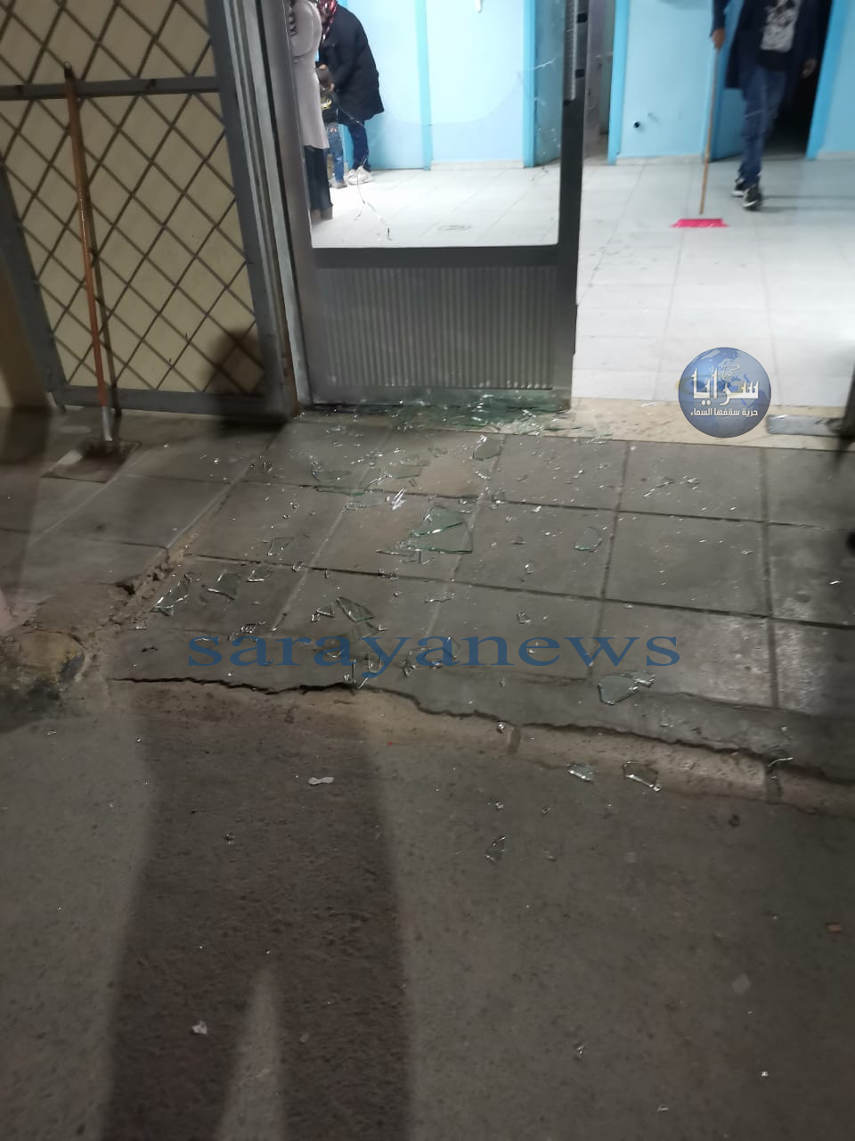 بالصور : ملثم يقتحم مستشفى أبي عبيدة الحكومي بواسطة ساطور ويحطم زجاج الطوارئ