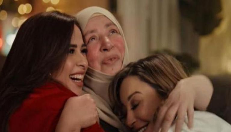 تورم ذراع عبلة كامل يثير التساؤلات بعد عودتها المفاجئة للأضواء