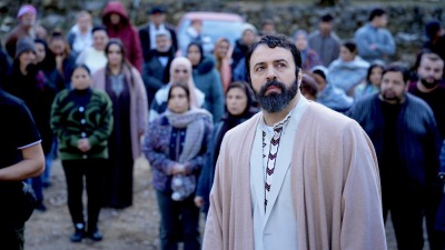 لدغة تيم حسن تشغل التواصل ..  والممثل يعلق "رمضان يزمعنا"