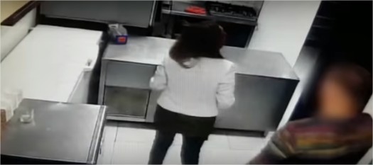 بالفيديو  ..  كاميرات المراقبة توثق لحظة ضرب مغني عربي لزوجته بوحشية