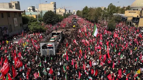 إيران  ..  نعش خامنئي يصل إلى قم بعد وداع حاشد في شوارع طهران