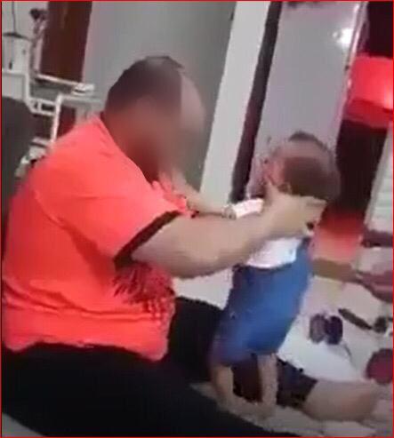 اب يضرب طفلته الرضيعة بطريقة وحشية  .. والأمن يحقق