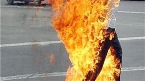 حادثة مؤلمة ..  مصري يُشعل النار بنفسه أمام مدرسة ابنه ..  وهذا ما كشفته الزوجة
