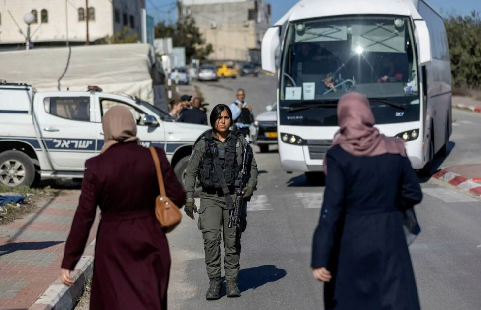 ليلة مؤلمة ..  50 جنديًا إسرائيليًا يجبرون 5 فلسطينيات على التعري!