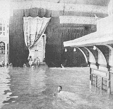بالصور ..  حجاج البيت يطوفون بالكعبة سباحة عام 1941