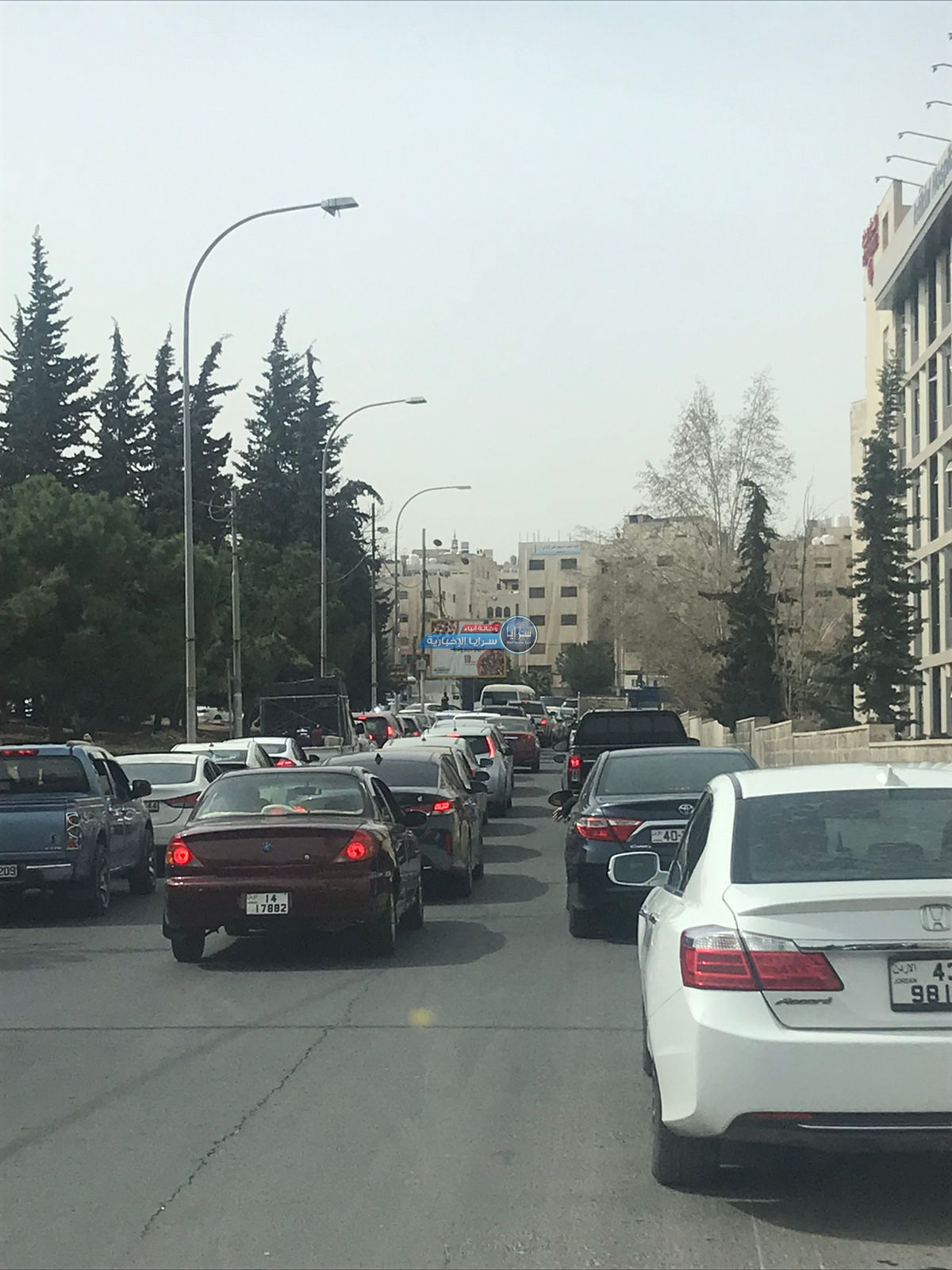 ادارة المرور في امانة عمان تتسبب بأزمة سير خانقة بجوار مستشفى الاستقلال  ..  صور 