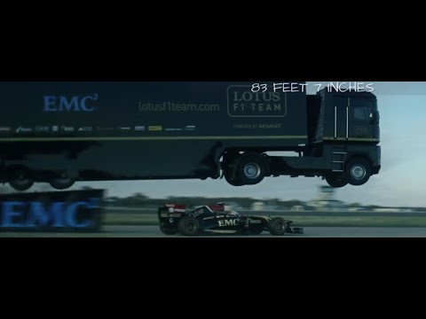 بالفيديو  ..  شاحنة ضخمة تقفز فوق سيارة سباق في سرعة قصوى 