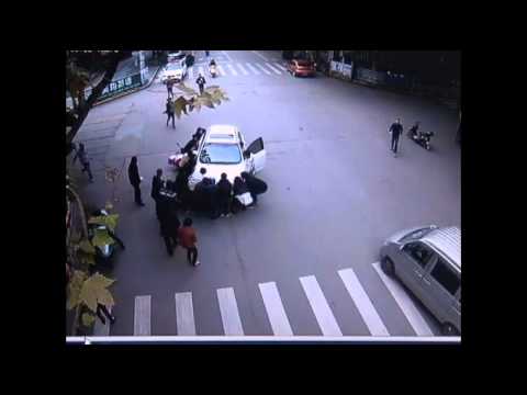 بالفيديو ..  في مشهد إنساني 20 رجلاً يرفعون سيارة من فوق امرأة دهستها