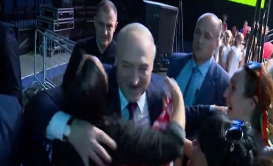 بالفيديو ..  أحمر شفاه على وجه رئيس بيلاروسيا خلال حضوره منتدى نسائي